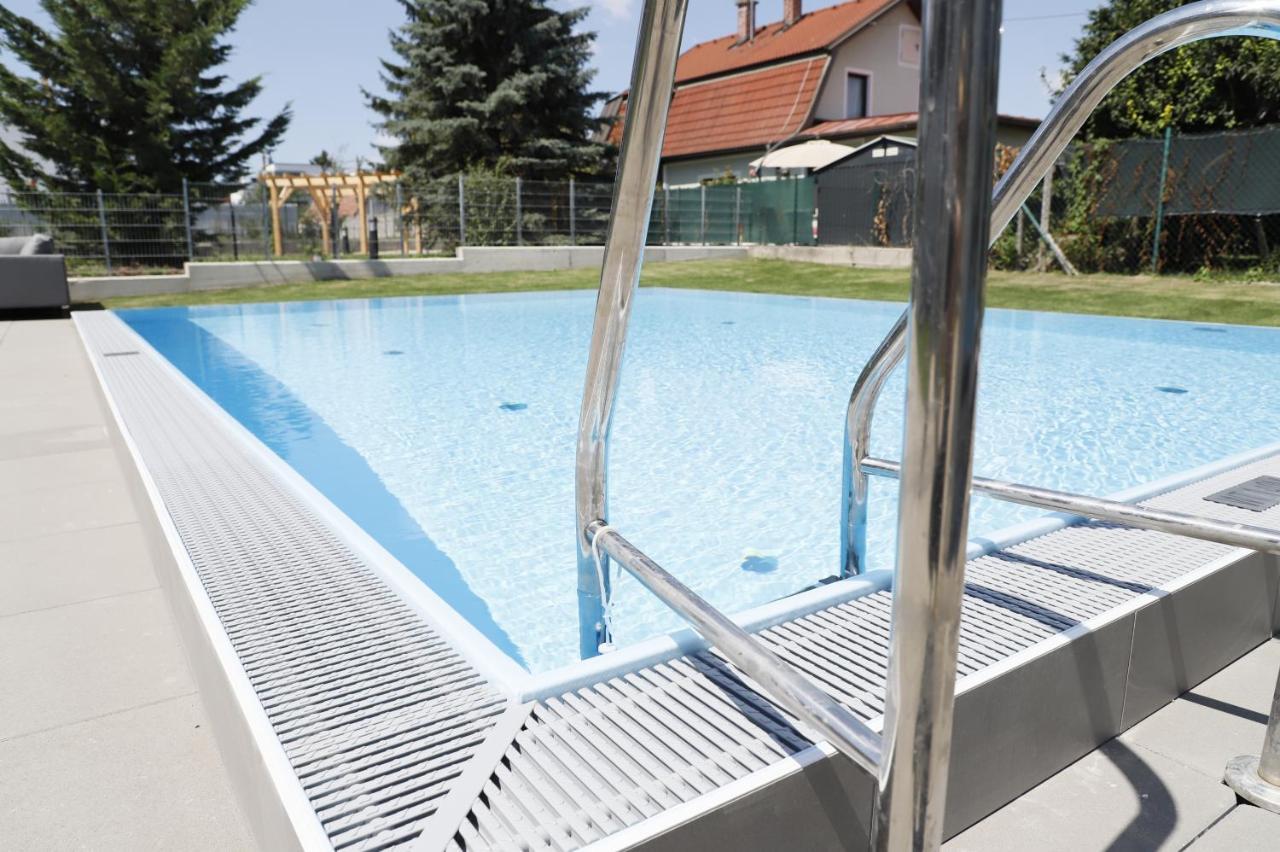 Yellow Flower Apartment With Pool - 5 Min To Lake 비엔나 외부 사진