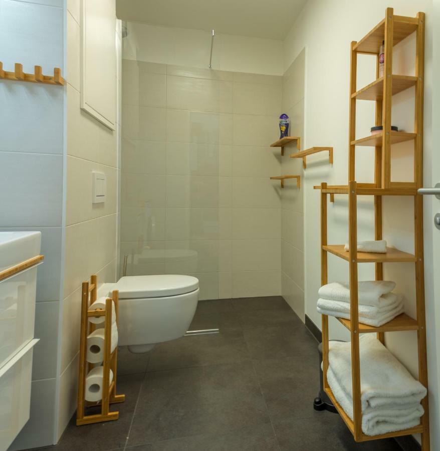 Yellow Flower Apartment With Pool - 5 Min To Lake 비엔나 외부 사진