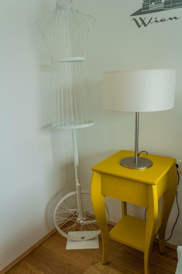 Yellow Flower Apartment With Pool - 5 Min To Lake 비엔나 외부 사진